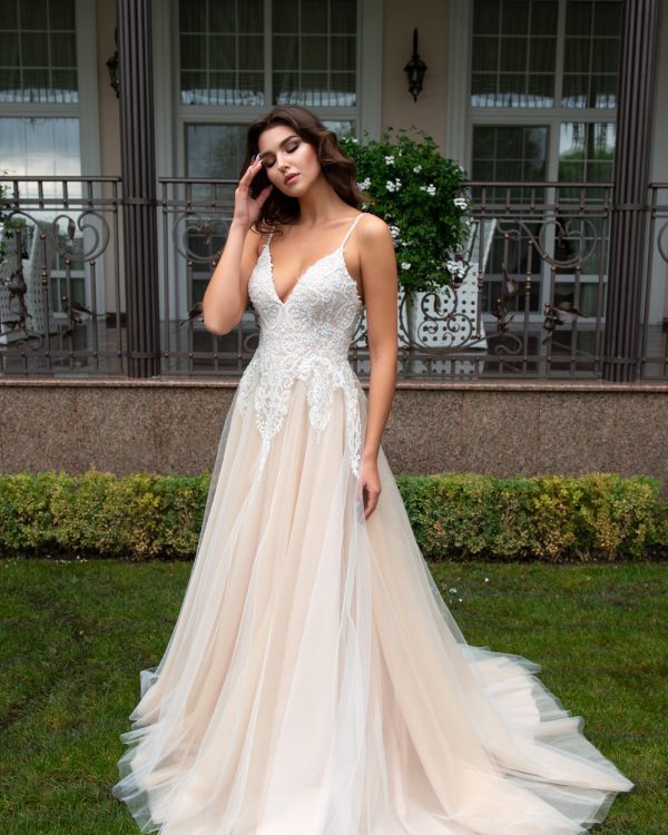 A-Linie Brautkleid mit feiner Spitze, Tüllrock und Schleppe – Vorderansicht