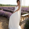 A-Linie Brautkleid für das Standesamt aus Chiffon mit Tatoo-Spitzen-Trägern und tiefem Rückenausschnitt, fotografiert in einem Lavendelfeld.