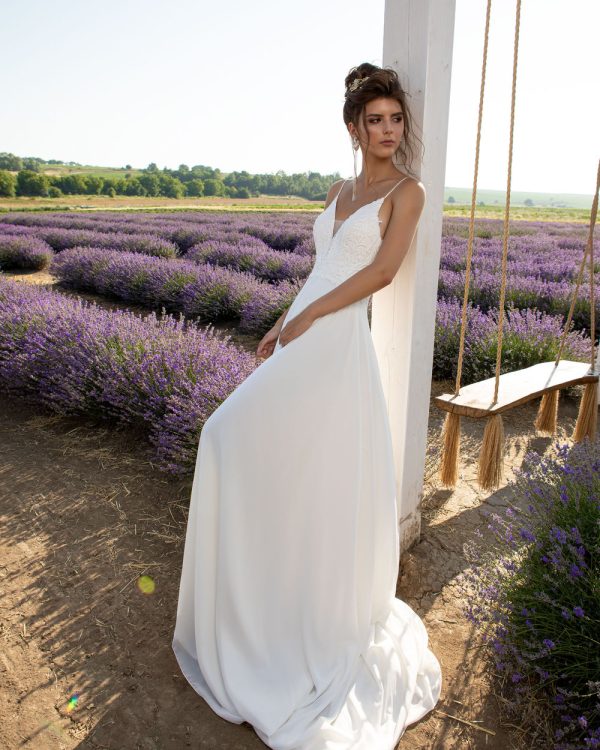 A-Linie Brautkleid für das Standesamt aus Chiffon mit Tatoo-Spitzen-Trägern und tiefem Rückenausschnitt, fotografiert in einem Lavendelfeld.