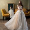 Romantisches Prinzessin Brautkleid mit Spitzencorsage und weit schwingendem Tüllrock – elegante Aufnahme im Vintage-Interieur.