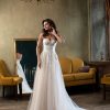 Elegantes Prinzessin Brautkleid mit floraler Spitze und zartem Tüllrock – fotografiert in einem stilvollen Vintage-Ambiente mit Kronleuchter.