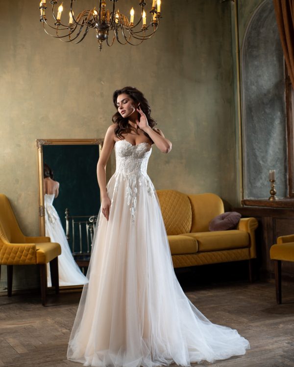 Elegantes Prinzessin Brautkleid mit floraler Spitze und zartem Tüllrock – fotografiert in einem stilvollen Vintage-Ambiente mit Kronleuchter.