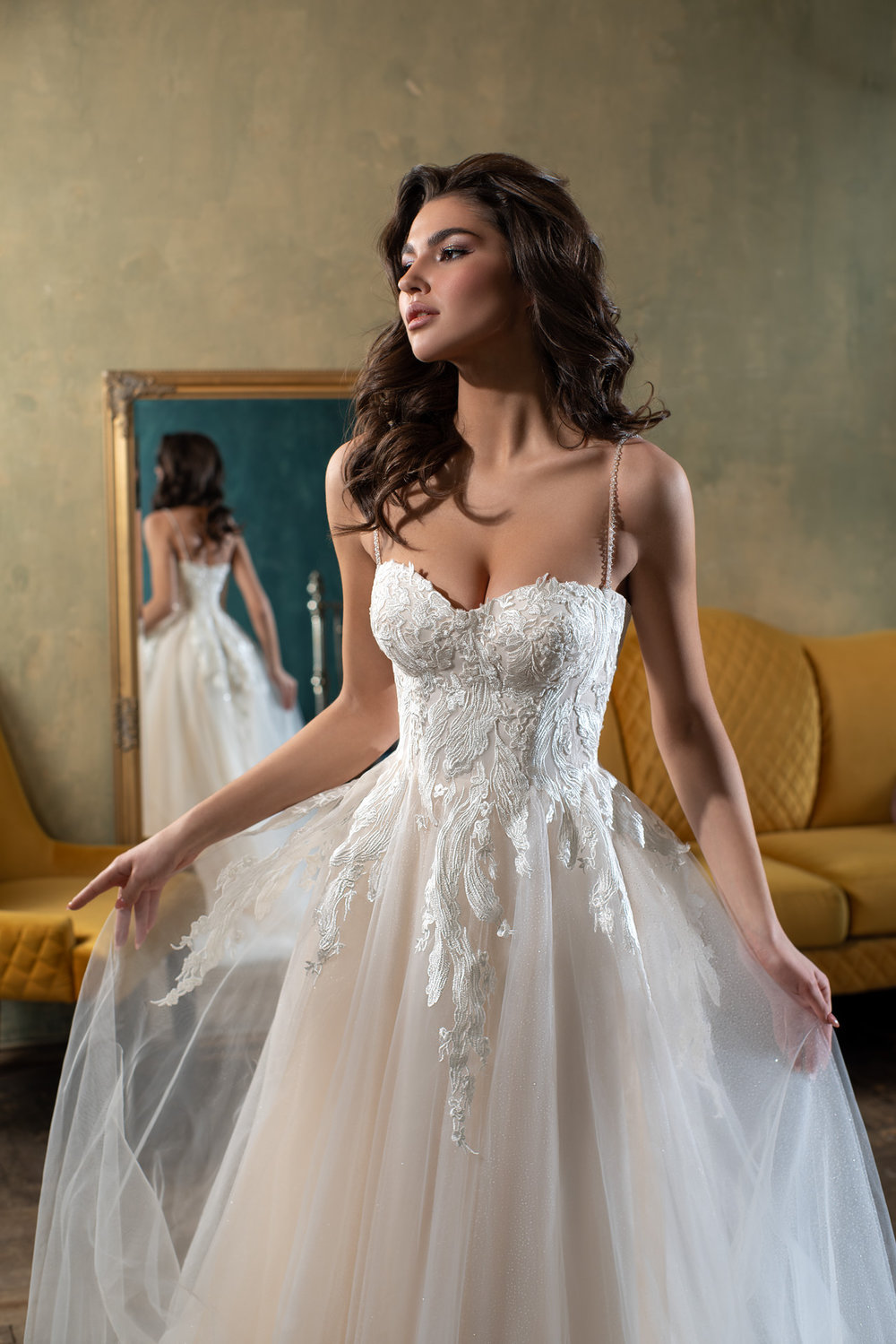 Nahaufnahme eines Brautkleides mit Herz-Ausschnitt, floraler 3D-Spitze und transparenter Corsage im Prinzessin-Stil.