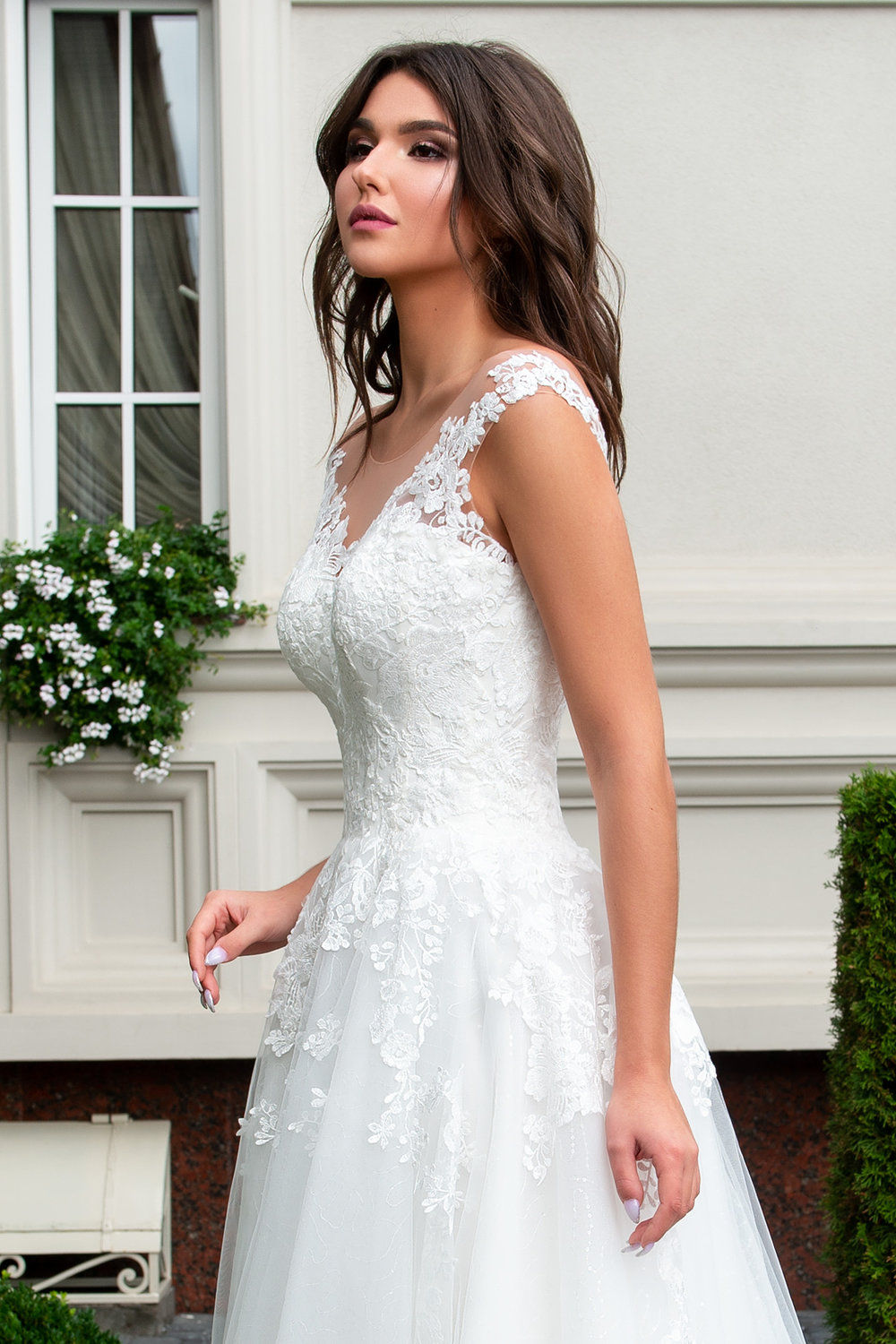 Nahaufnahme vom Prinzessin Brautkleid mit fein gearbeitetem Spitzenobertel und Korsagendetail