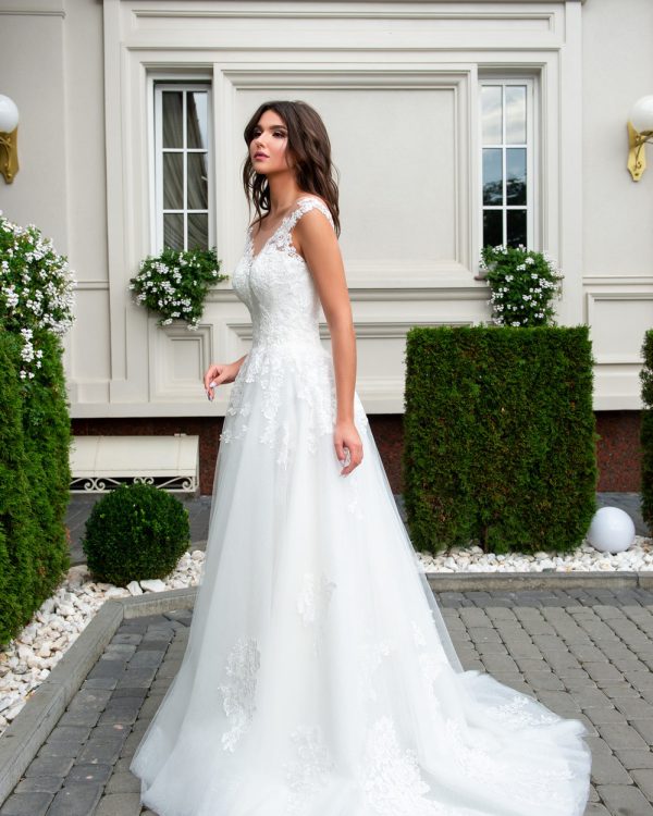 Prinzessin Brautkleid mit Spitzenobertel, Schnürung und Spitzenapplikationen im Rock – Vorderansicht