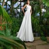 A-Linien Brautkleid aus Satin mit tiefem Rückenausschnitt, elegante Silhouette, fotografiert im Gewächshaus.