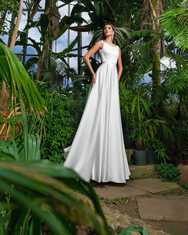A-Linien Brautkleid aus Satin mit tiefem Rückenausschnitt, elegante Silhouette, fotografiert im Gewächshaus.