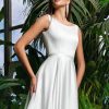 Modernes Brautkleid in A-Linie mit schlichtem Satin-Oberteil, ärmellos, elegant und figurbetont.
