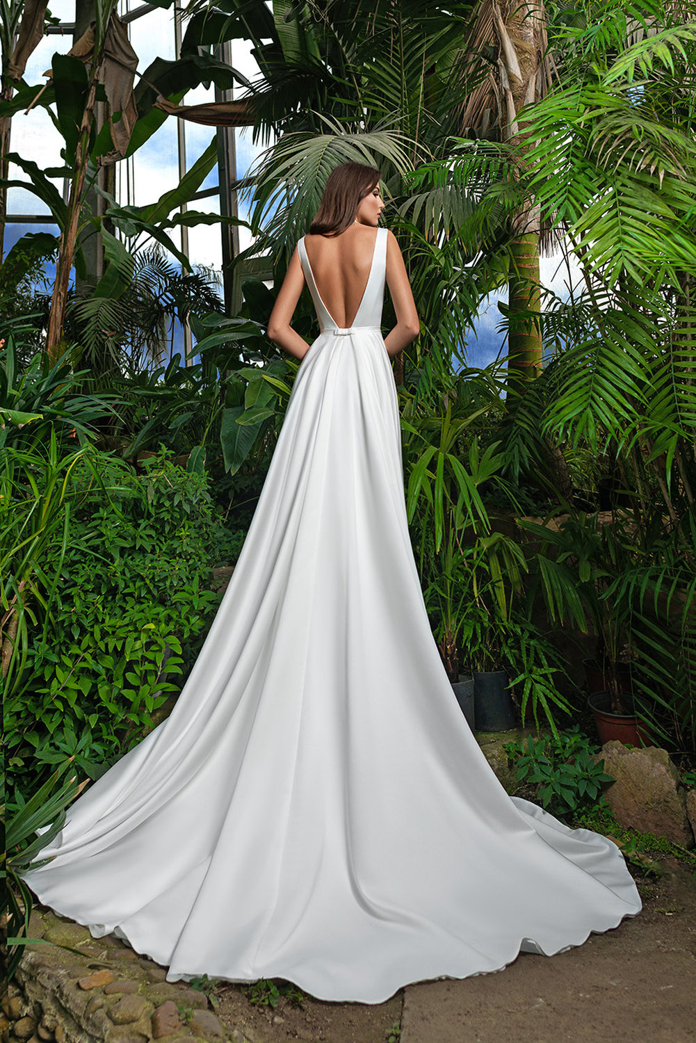 Schlichtes A-Linien Hochzeitskleid mit tiefem Rückenausschnitt und fließendem Satinrock, elegantes Rückendesign.