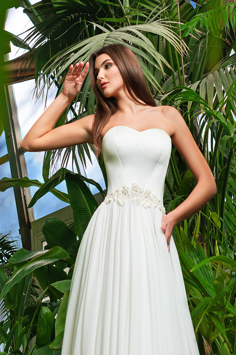 Brautkleid in A-Linie mit strukturierter Corsage, Herzausschnitt und zarten Trägern – elegante Nahaufnahme von vorn.