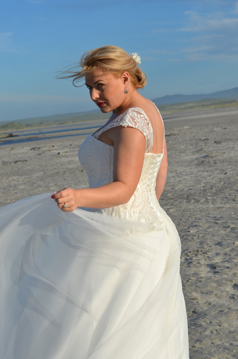 Nahaufnahme des Oberteils mit strukturierter Stickerei, Herzausschnitt und transparenten Spitzenträgern