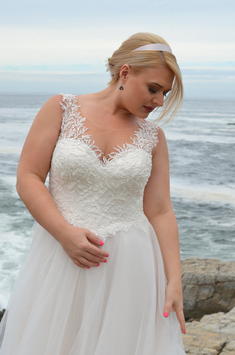 Detailansicht des Oberteils mit V-Ausschnitt, floraler Spitze und feinen Trägern – feminin, strukturiert und edel verarbeitet.