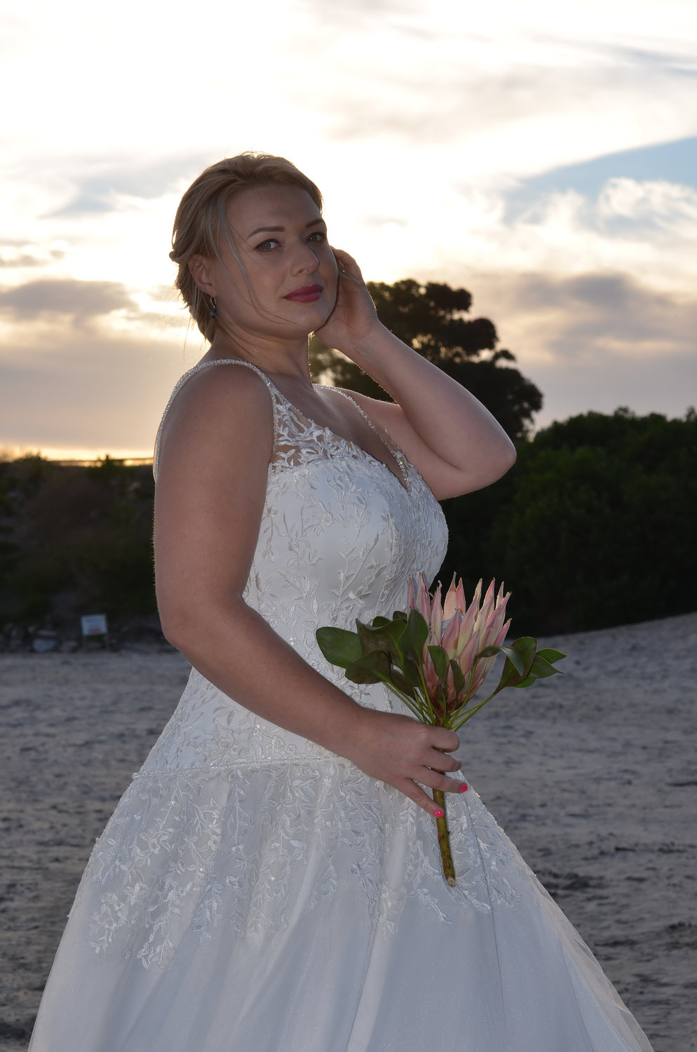 Nahaufnahme des Mieders mit herzförmigem Ausschnitt, breiten Trägern und floralen Spitzenapplikationen – feminin und stützend zugleich.