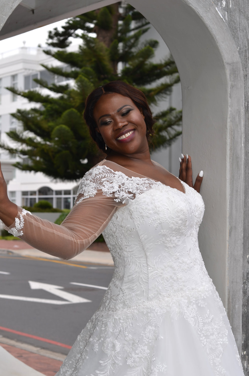 Nahaufnahme der Korsage mit floraler Spitze, Carmen-Ausschnitt und transparenten langen Ärmeln – elegant, figurformend und feminin.