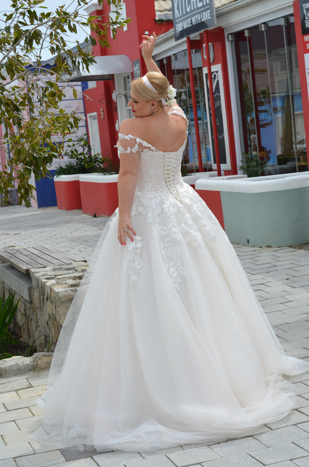 Rückansicht der Korsage mit halbtransparentem Rückenteil, Schnürrung und Spitzenapplikationen – zart, elegant und leicht figurformend.