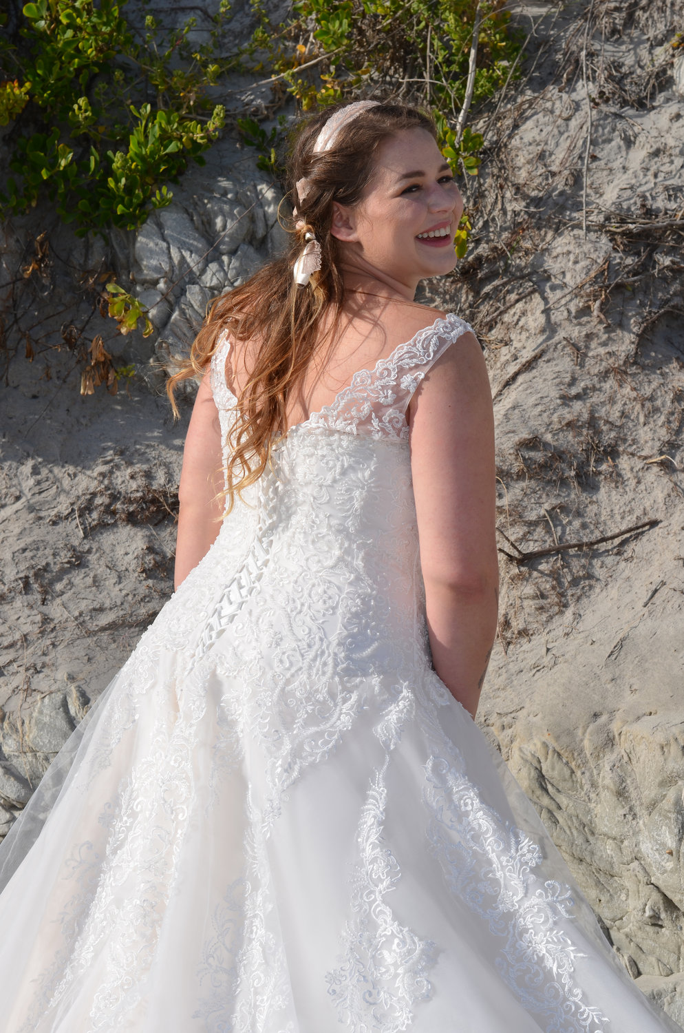 Rückseite der Korsage mit halbtransparenter Spitze, tiefer Rückenschnürrung – elegant, feminin, formgebend.