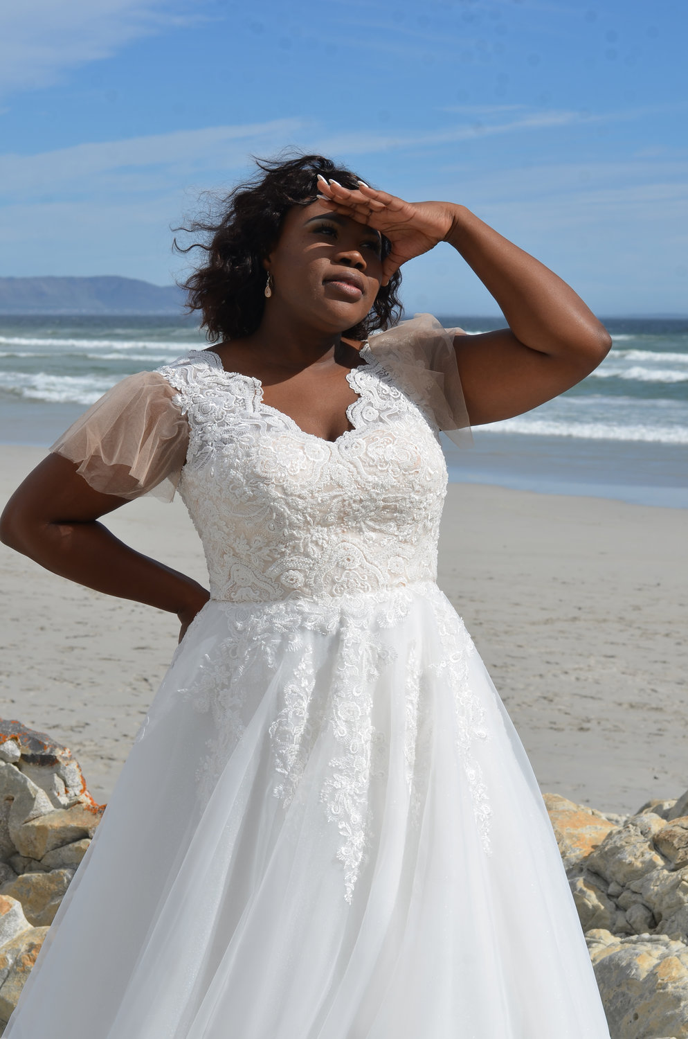 Detailansicht der Korsage mit floraler Spitze, V-Ausschnitt und Tüllärmeln – elegant und verspielt zugleich.