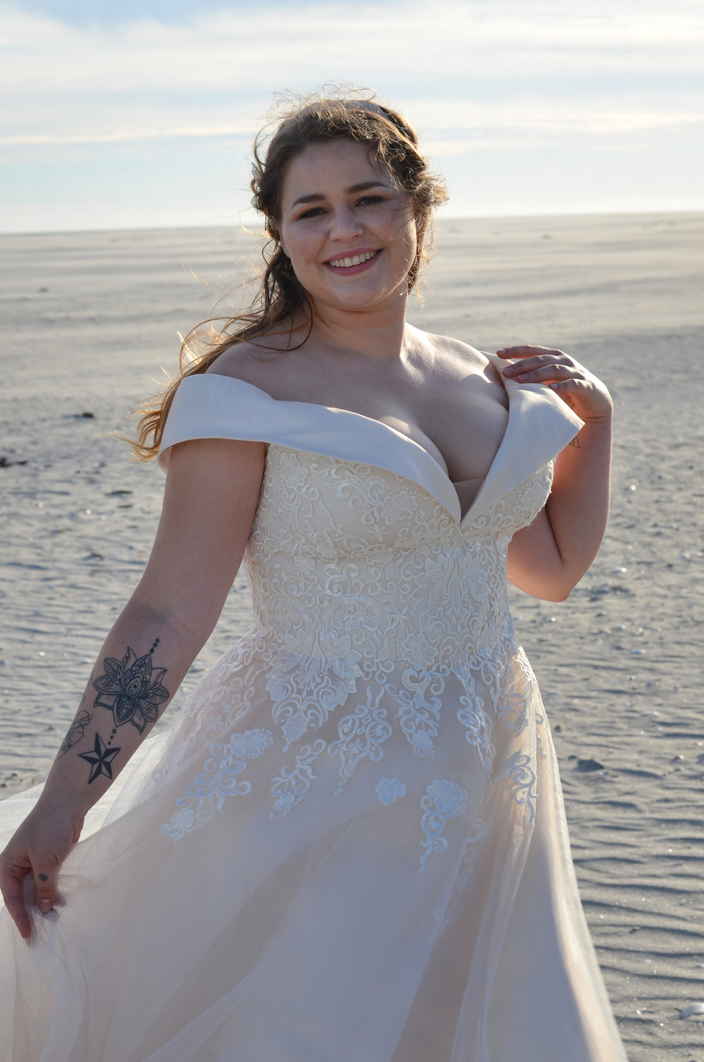 Detailansicht eines Brautkleids mit herzförmigem Ausschnitt, glitzernder Spitze und schmeichelhafter Corsage für Curvy Bräute.
